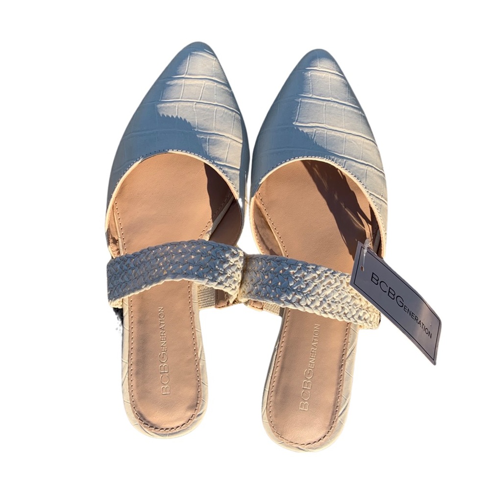 CREAM NWT ‘BCBGENERATION’ FLATS!!